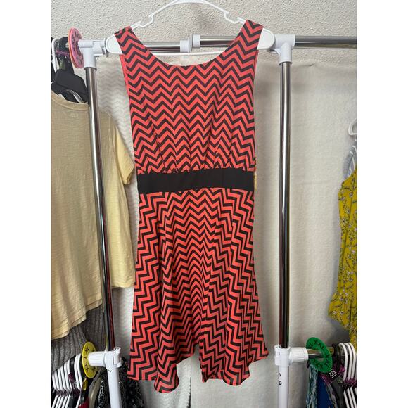 BN #25 NWT Klutch Size L Chevron Print Sleeveless Dress – Bold & Stylish - Picture 2 of 5